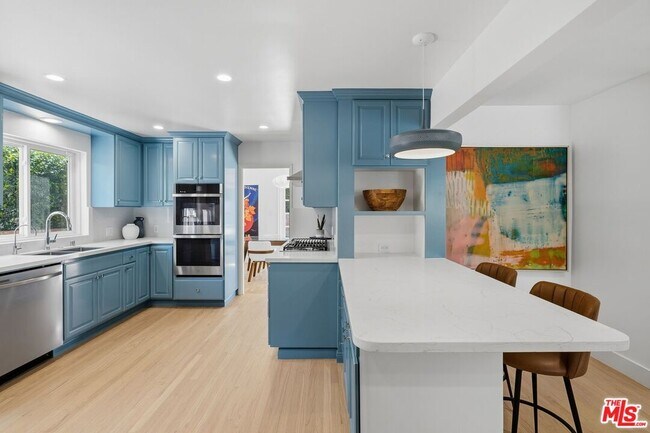 Building Photo - 864 Bienveneda Ave