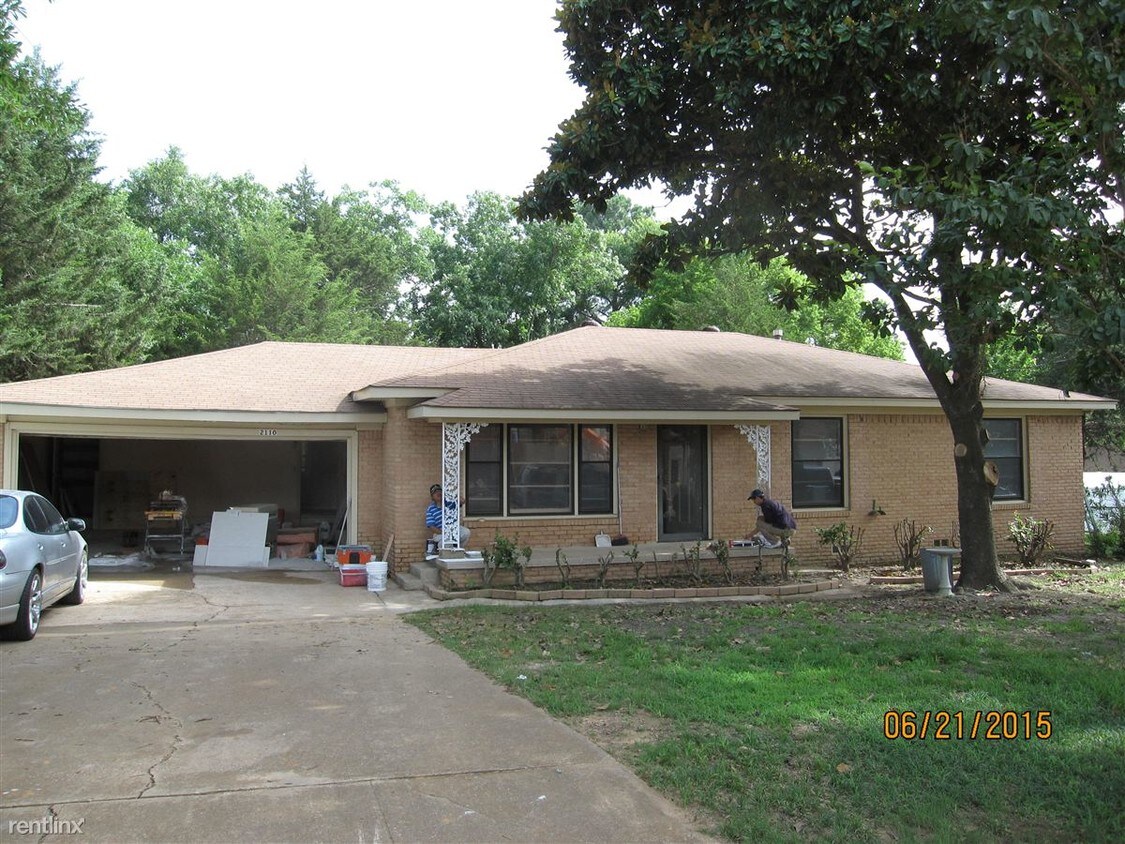Primary Photo - 2110 E Devine St