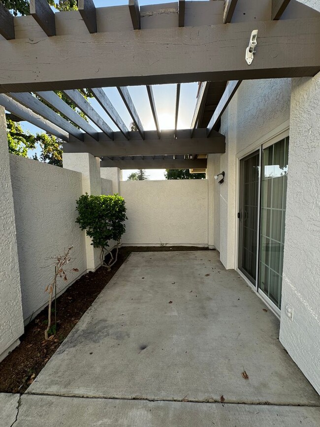 Building Photo - Condo in Southwest Bakersfield