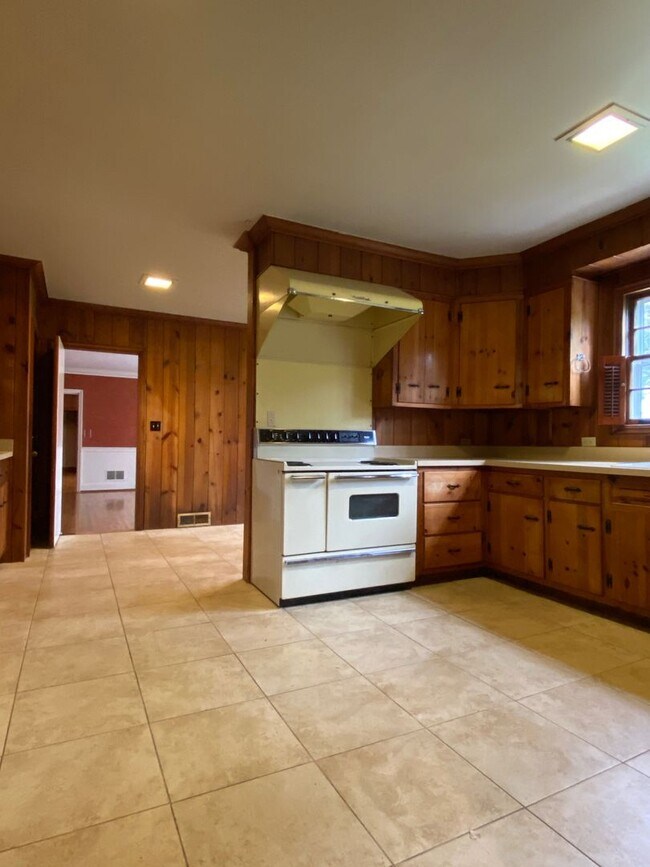 Building Photo - Beautiful 3 Bedroom, 3 bath historic home ...