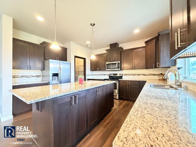 Foto del edificio - Spacious 5BR Home | Fenced Yard | Garage | Pets Negotiable