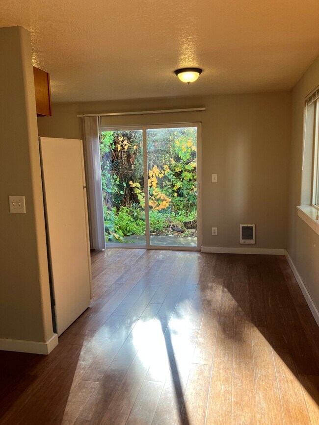 Building Photo - Townhouse, 1.5 bath, w/d in unit, private back patio, all dogs welcome!