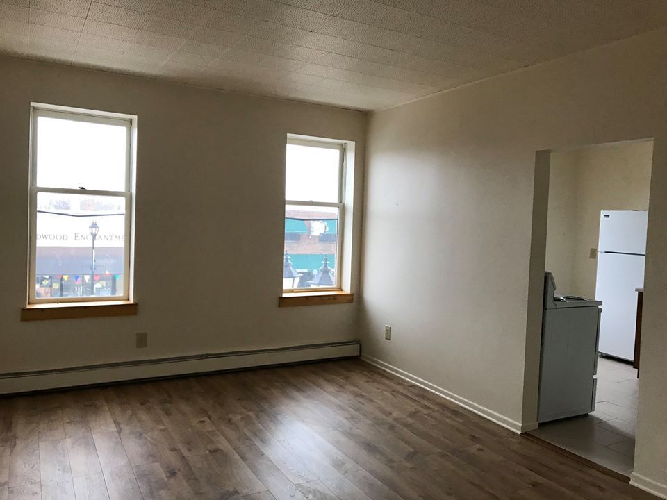 Sala de estar con vista a la calle Main Street - 208 Main Ave S
