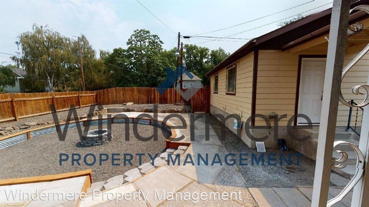 Primary Photo - 6 br, 3 bath House - 430 E. Oak Street