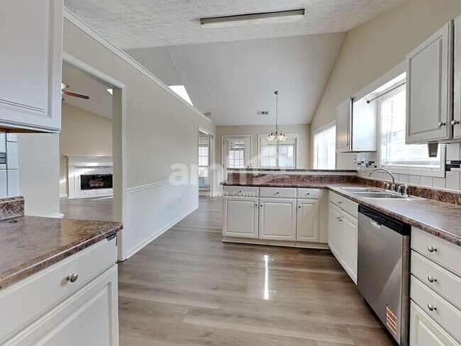 Building Photo - 2880 Camelot Woods Dr