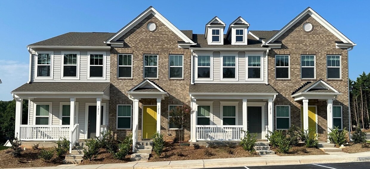 Foto principal - NEW 2 Bedroom Townhome in Lowell (Minutes ...