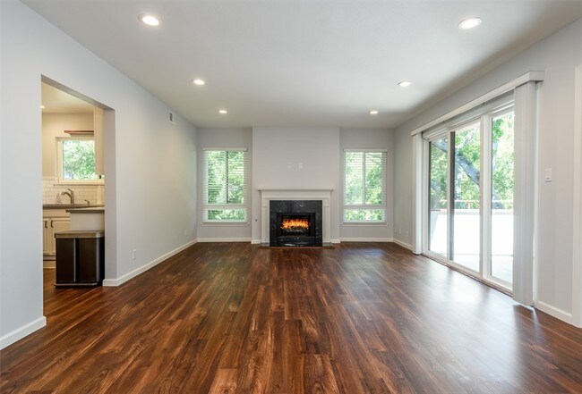Building Photo - Fabulous Remodeled Penthouse Unit