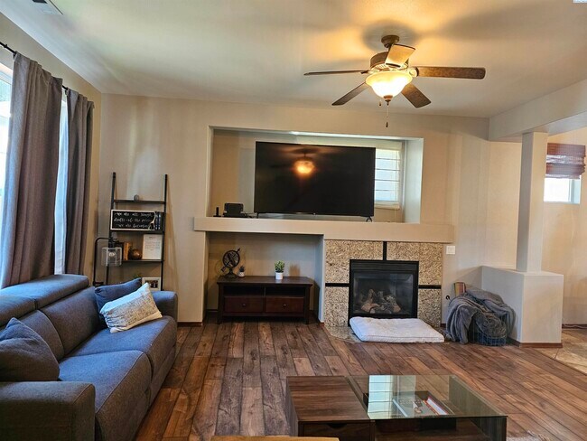 Foto del edificio - Well Kept Townhouse with Yard Care Included
