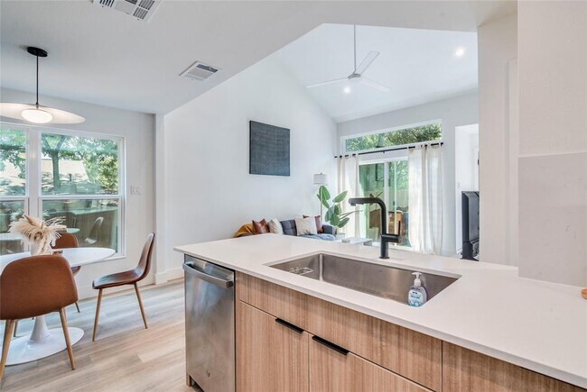 Building Photo - 1902 Albury Cove