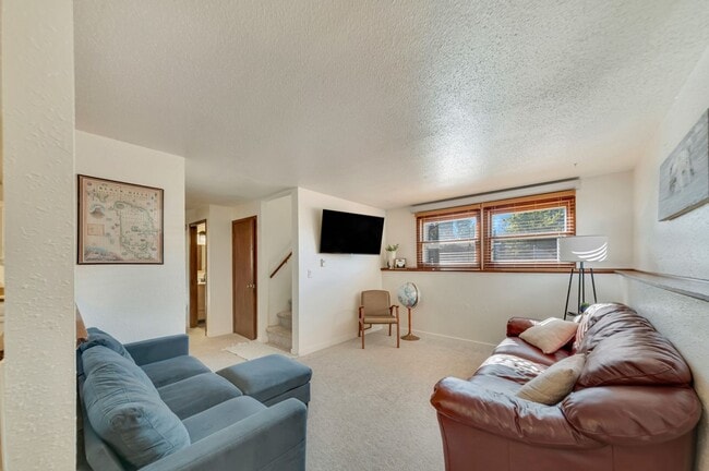 Building Photo - 4120 Lakeview Dr
