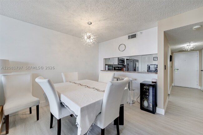 Foto del edificio - 555 NE 15th St