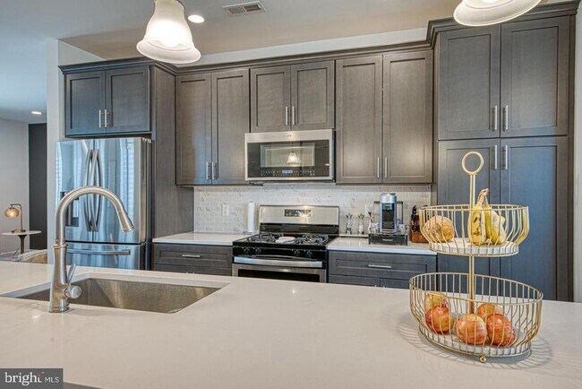 Foto del edificio - 1001 Lakeview Ct