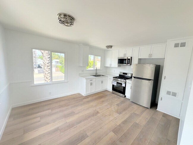 Foto del edificio - Gorgeous 2bd/1ba with washer/dryer and parking!