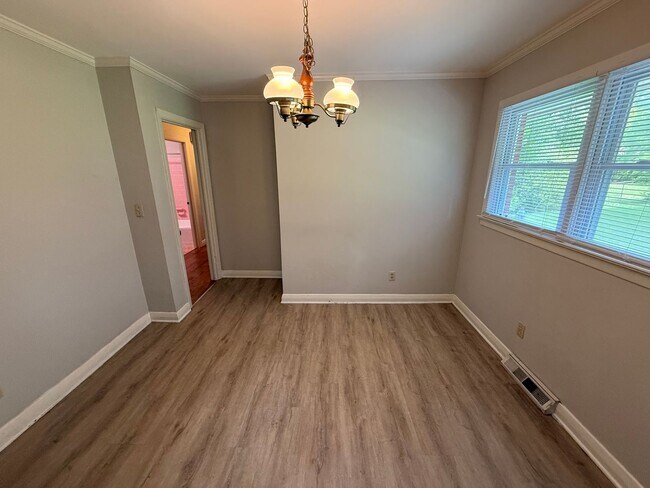 Building Photo - 2703 Lakeridge Cir NW