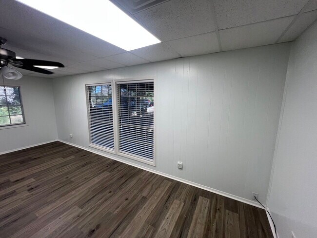 Foto del edificio - 11106 N Dowling Rd