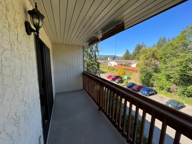 Building Photo - 4728-4728 Uplands Dr