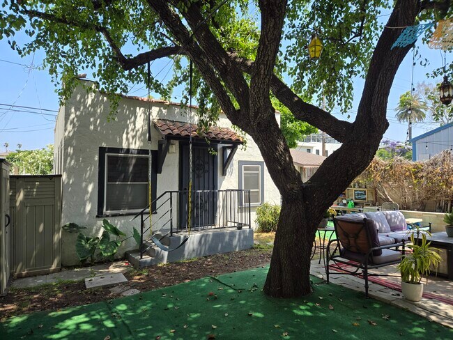Rear Cottage - 613 Broadway St
