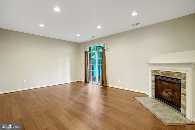 Foto del edificio - 6927 Rolling Creek Way