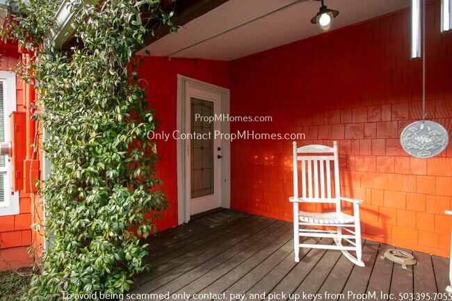 Building Photo - Quaint SE Portland Bungalow – Includes Fen...