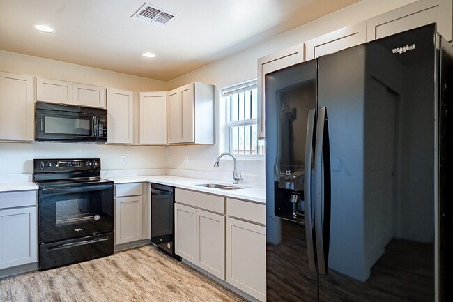 Building Photo - 615 S Santa Rita Ave