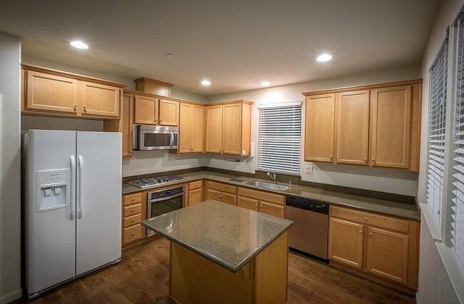 Building Photo - 387 Paso Roble Common