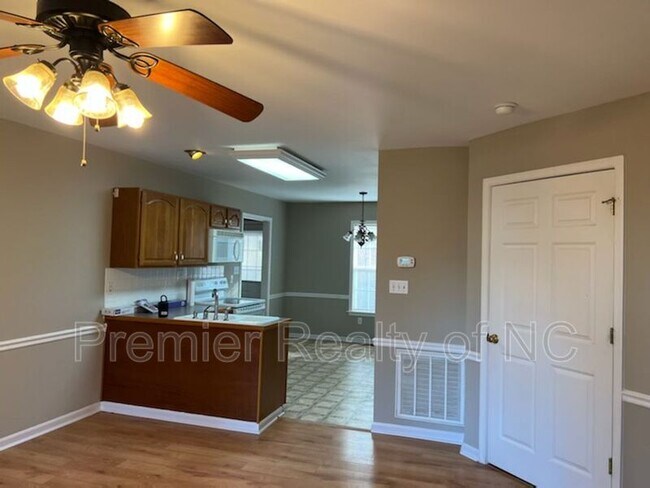 Building Photo - 305 Country Ln