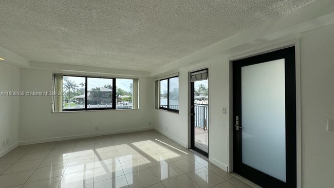 Foto del edificio - 301 Golden Isles Dr