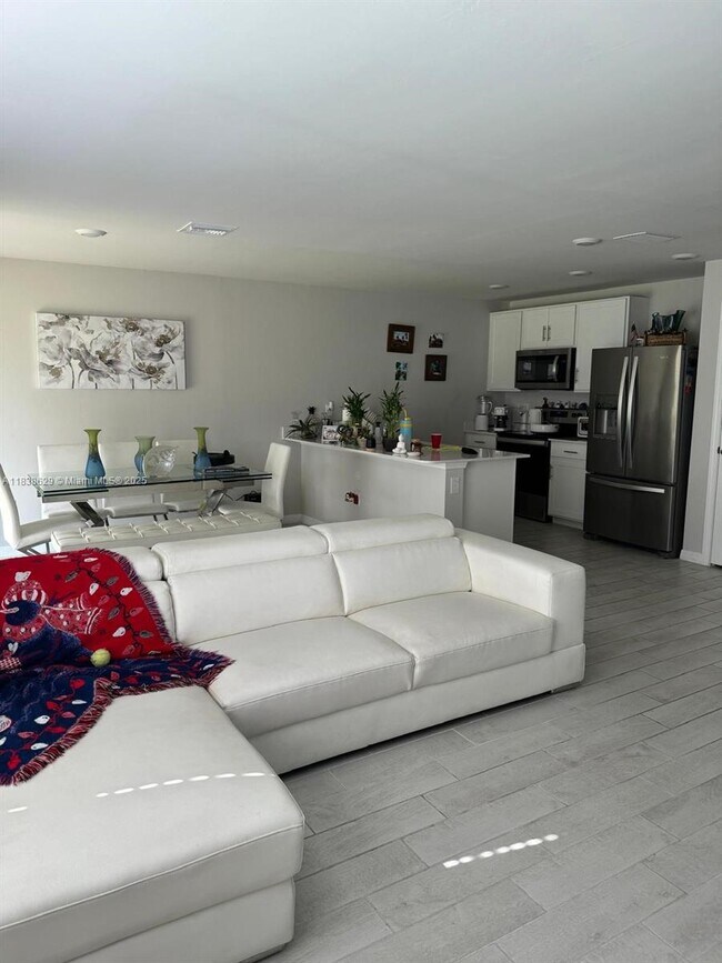 Foto del edificio - 3033 N Lakewood Rd