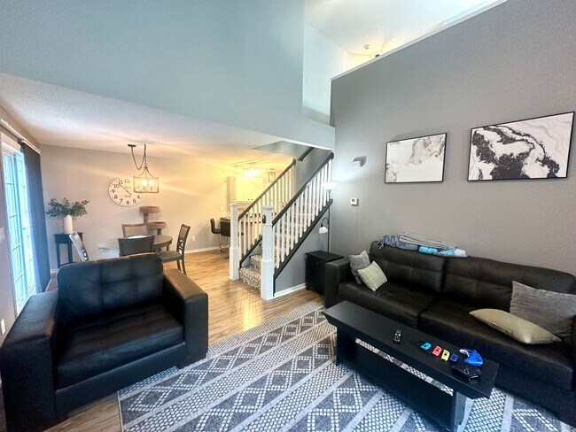 Foto del edificio - Immaculate High-End Corner Townhome in Pin...
