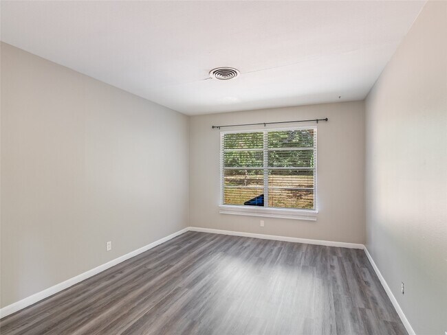 Foto del edificio - 2508 Little John Ln
