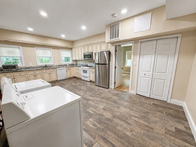 Building Photo - 69 Grove 1B Grv