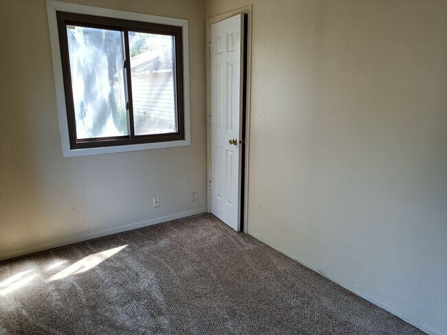 Foto del edificio - 3 bedroom single family home with detached...