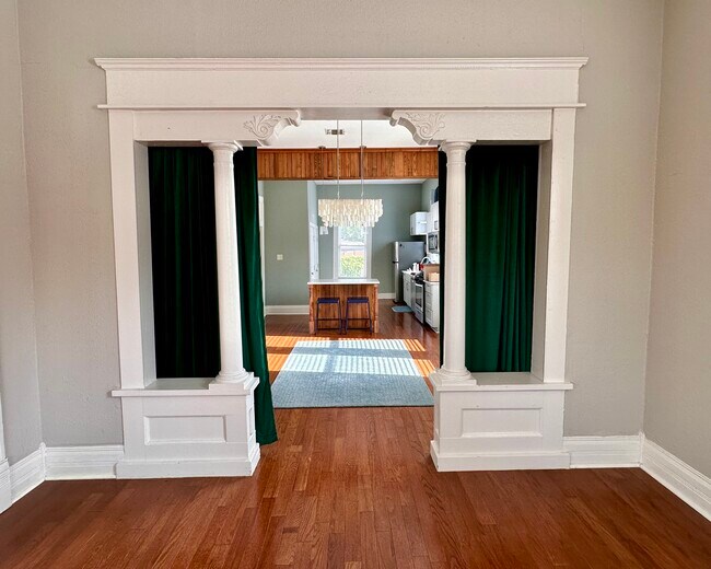 Comedor, visto desde la sala de estar. - 102 Paul St