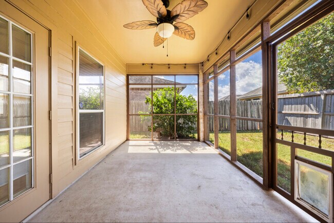 Foto del edificio - 2529 Windrose Dr