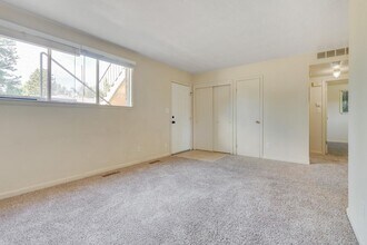 Building Photo - 2108 Applewood Rd