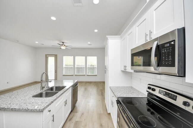 Building Photo - 2119 Esther Dr