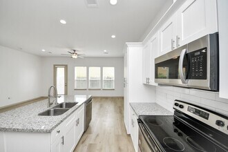 Building Photo - 2119 Esther Dr