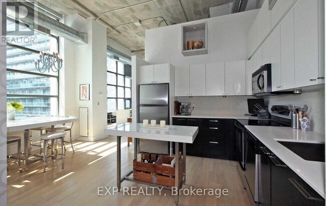 Building Photo - 637-637 Lake Shore Blvd W