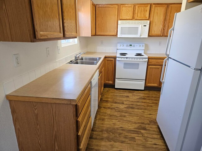 Building Photo - Adorable 2 bedroom townhome Available ASAP!