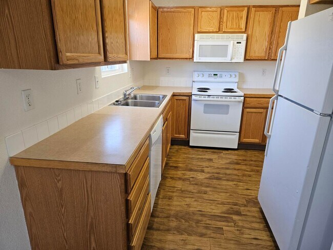 Foto del edificio - Adorable 2 bedroom townhome Available ASAP!