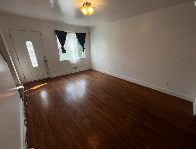 Living Room - 830 Montpelier St