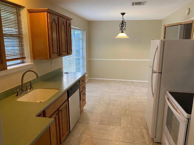 Foto del edificio - 16718 Forest Bend Ave
