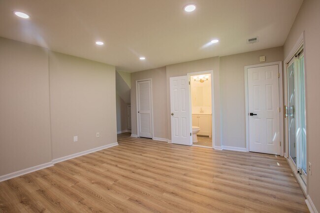 Foto del edificio - Newly Renovated 3 BR/2 Full BR & 2 Half BA...