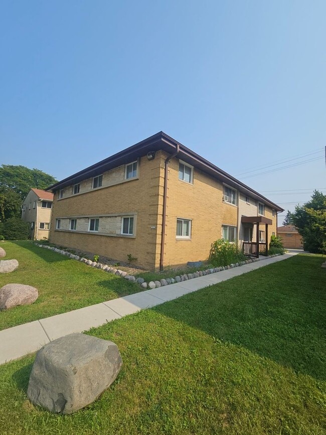 Building Photo - 7825 W Hampton Ave
