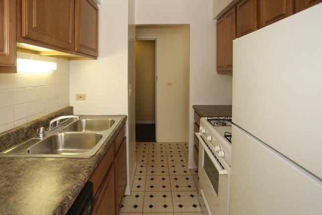 Building Photo - 535 W Briar Pl