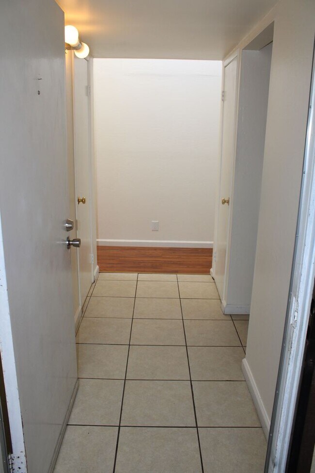 Building Photo - Bright 2 Bedroom, 2 Bathroom Condo, W/ Gar...