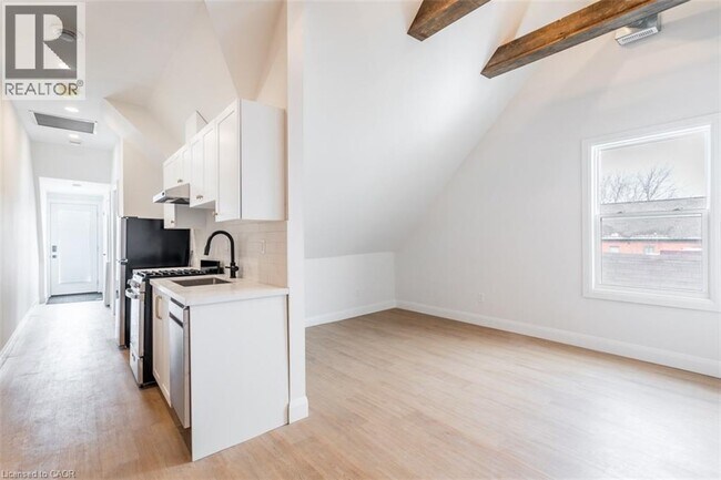 Building Photo - 113 Catharine St N