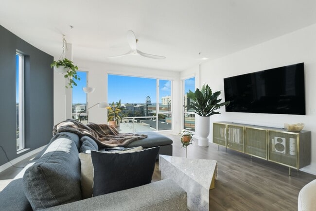 Building Photo - 200 2nd St