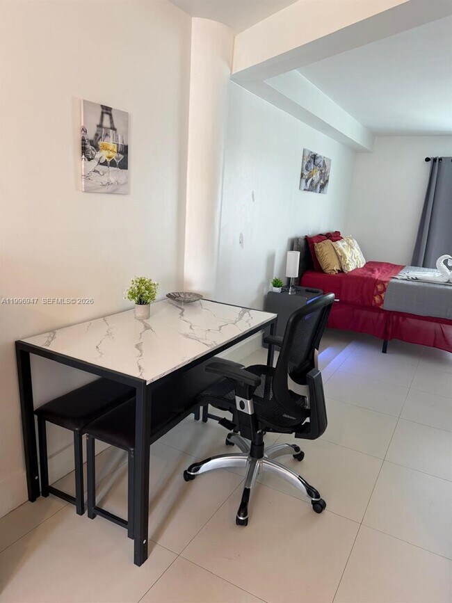 Foto del edificio - 7904 West Dr