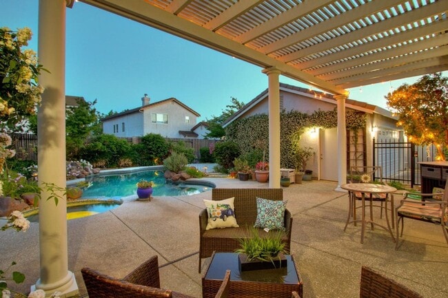 Foto del edificio - Stunning Laguna West Home with Heated Pool...